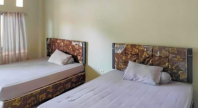 OYO 93051 Wisma Syariah Buloe Near Lapangan Abubakar Lambogo Batili Enrekang