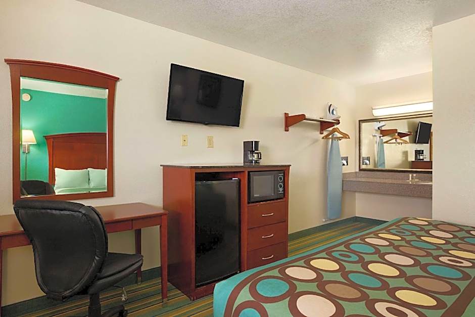 Super 8 by Wyndham Pleasanton