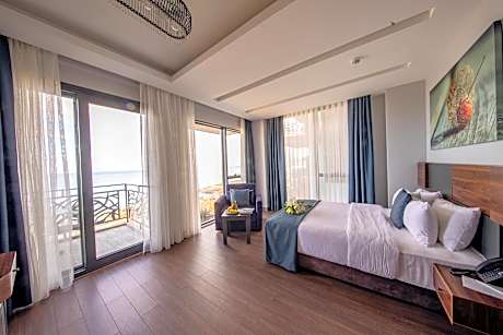 Deluxe Suite with Balcony and Sea View