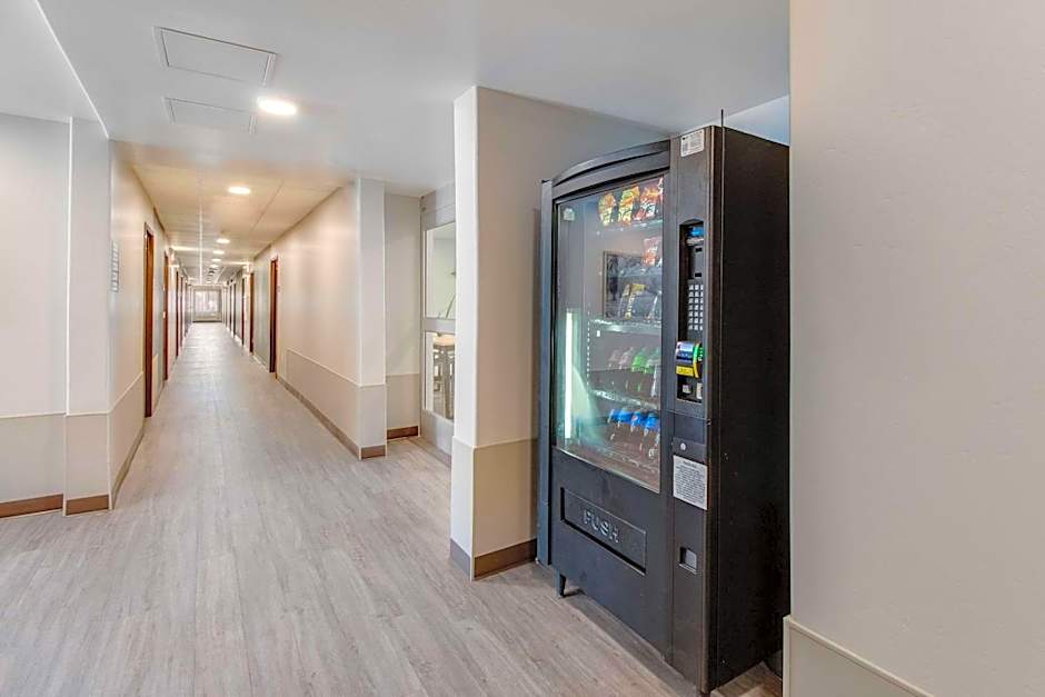 WoodSpring Suites Bakersfield Airport