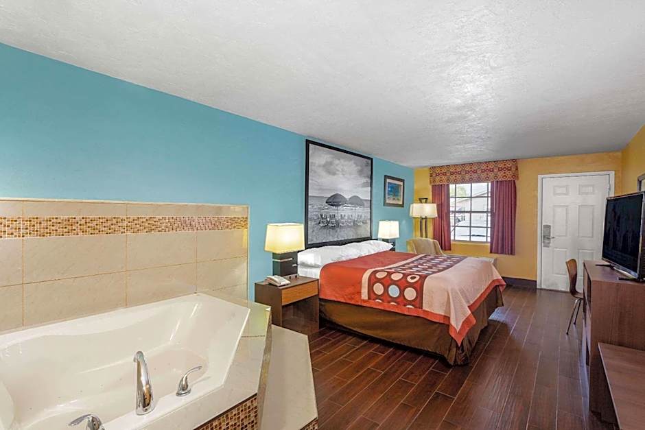 Super 8 by Wyndham Bradenton Sarasota Area
