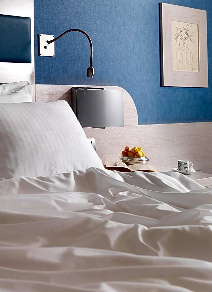 Holiday Inn Athens Attica Av Airport W. By IHG