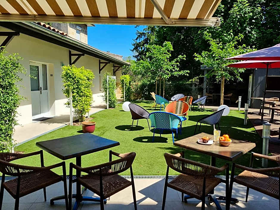 Bloom Hostel Bar & Garden