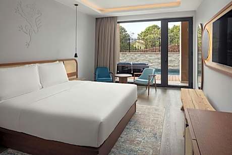 King Room with Balcony and Pool View - Infinity
