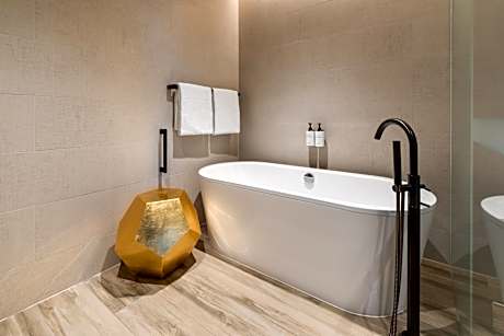 1 King Junior Suite City View Club Lounge Access