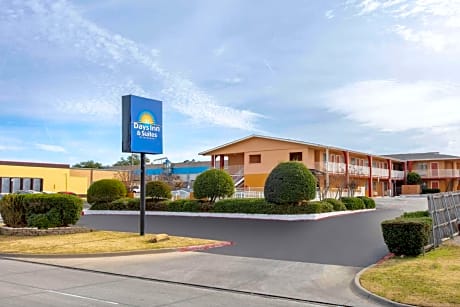 Days Inn & Suites by Wyndham Arlington Near Six Flags