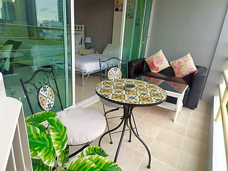 View Talay 6 Pattaya Beach Condominium by Honey