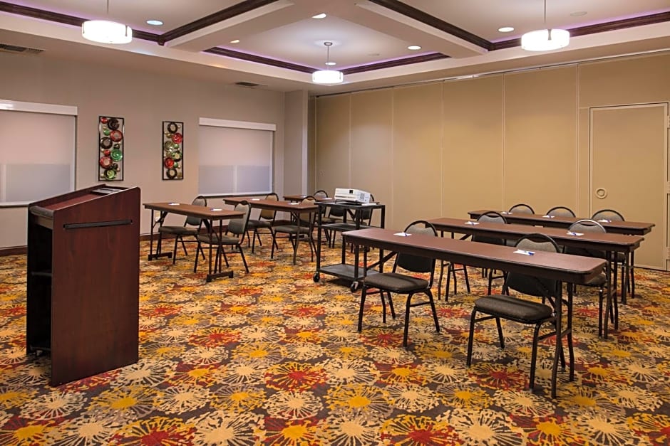 Holiday Inn Express & Suites Pittsburg By IHG