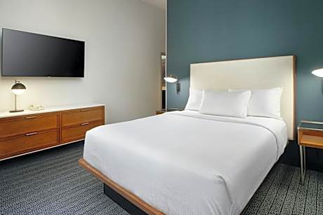 One-Bedroom Queen Suite with Bathtub and Sofa Bed - Mobility Access