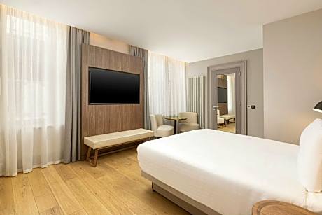Heritage, Guest Room, 1 King, City View