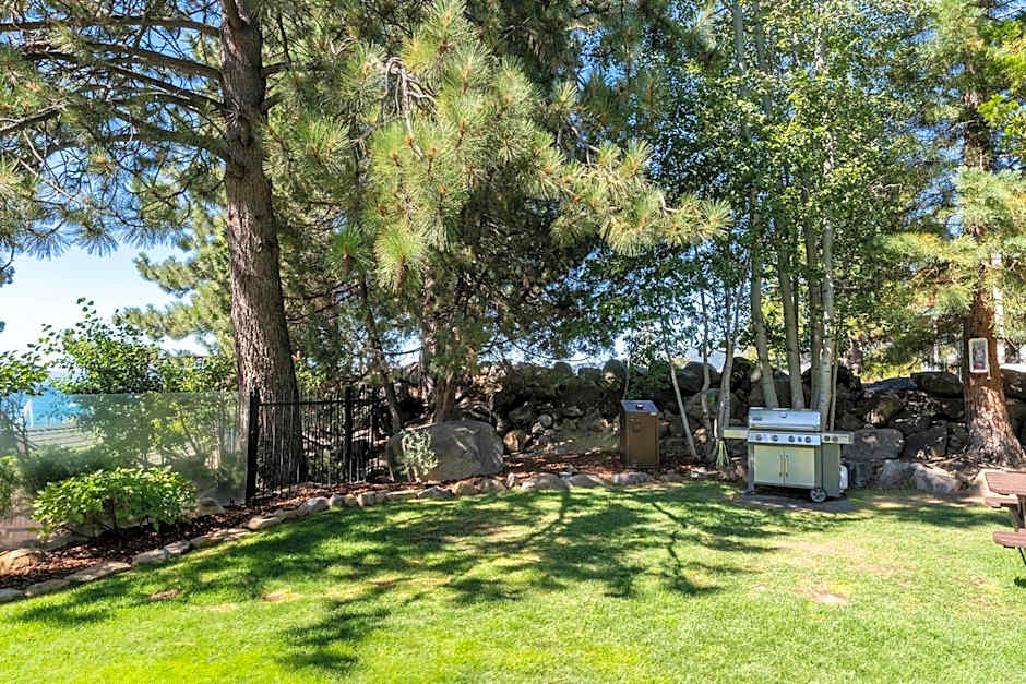 Red Wolf Lakeside Lodge