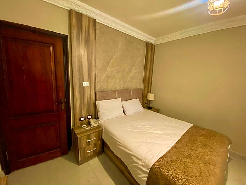 New Museum, Pyramids inn