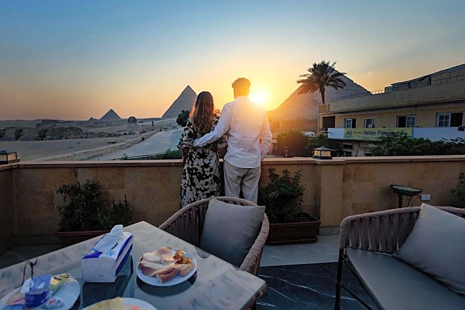 The Gate Hotel Front Pyramids & Sphinx View