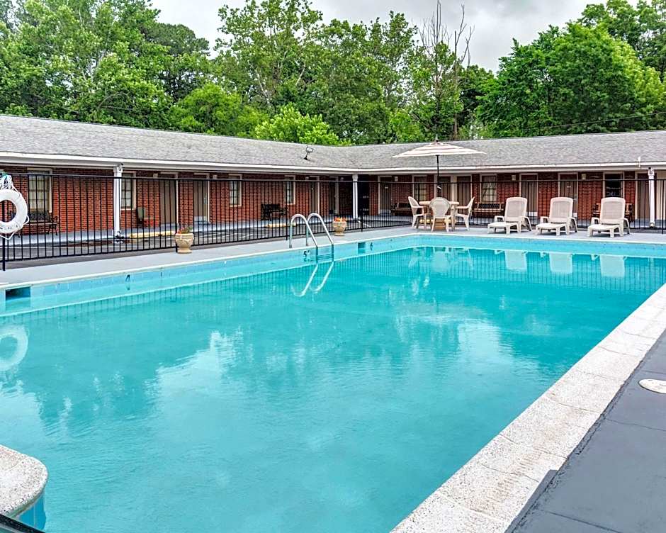 Rodeway Inn & Suites