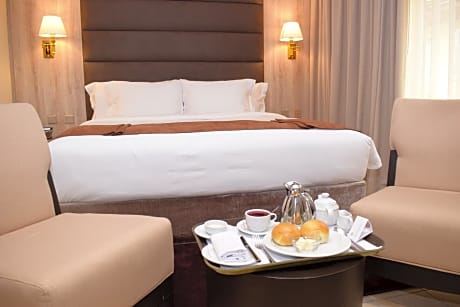 Monty Suites & Golf