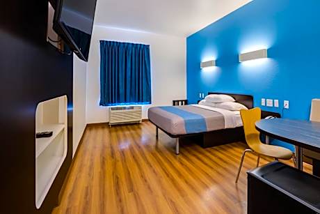1 Queen Bed | Mob Acc RI Shwr Nsmk Minifridg