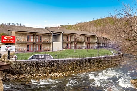 Econo Lodge Inn & Suites on the River