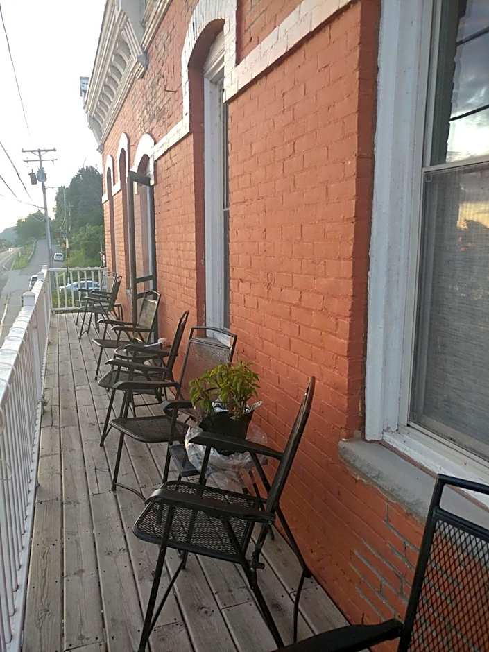 The Burlington Hotel & Bar - Alma WI