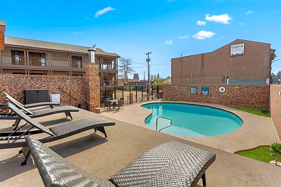 Cedar Street Hotel & Suites