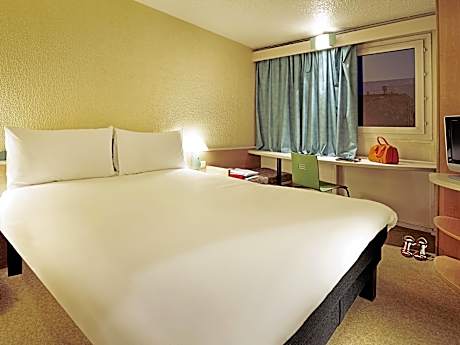 Room with 1 double bed equipped with the new bedding