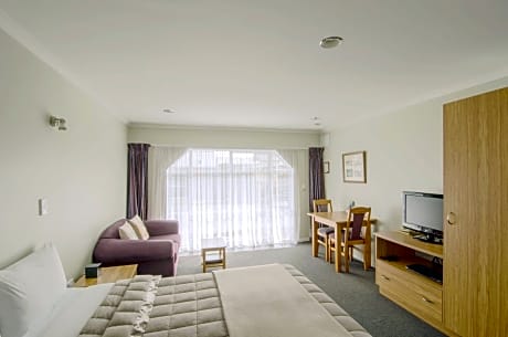 Studio with Spa Bath