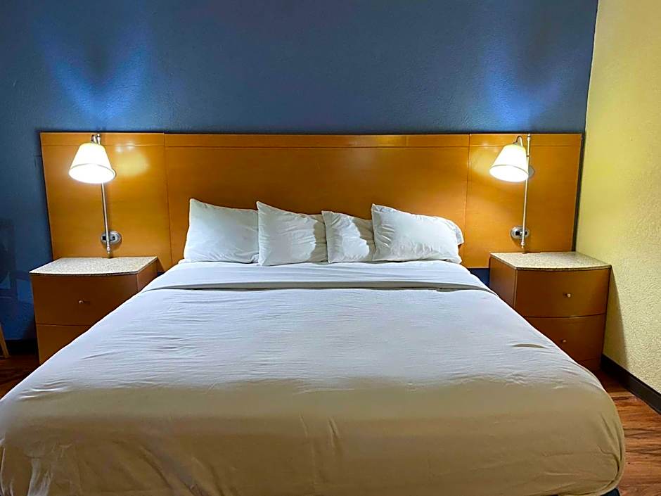 Studio 6 Savannah, GA- Gateway & I-95