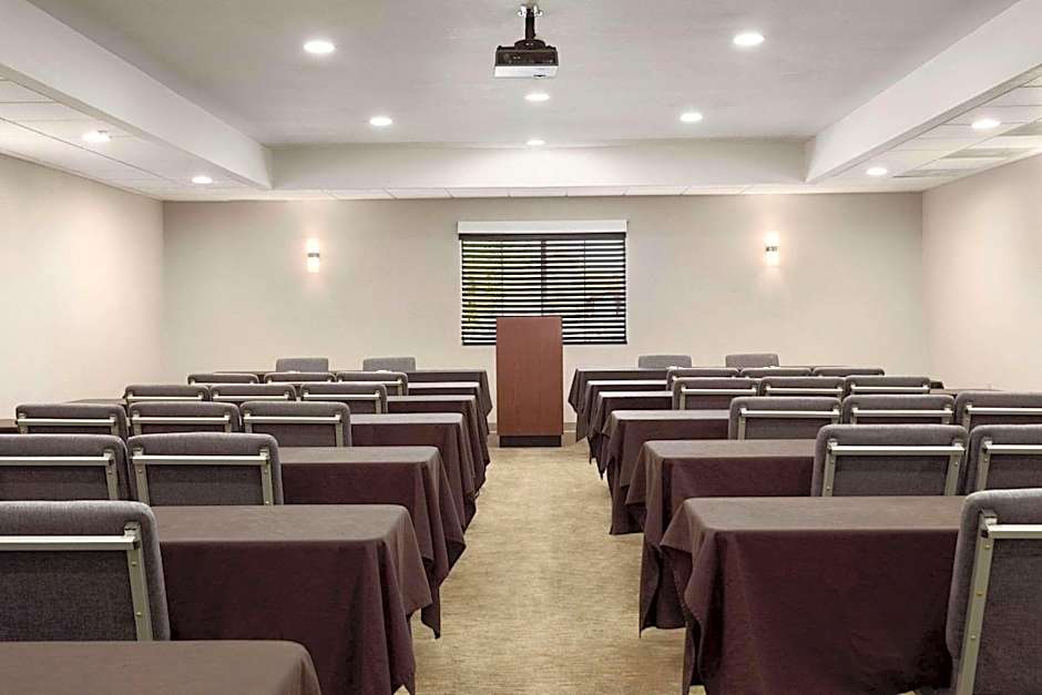 Country Inn & Suites by Radisson San Antonio Lackland AFB - SeaWorld Area