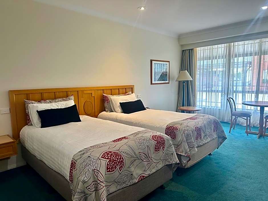 Young Federation Motor Inn and Services Club