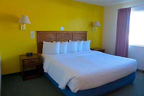 1 King Bed Mobility/Hearing Accessible Room Bathtub w/ Grab Bars