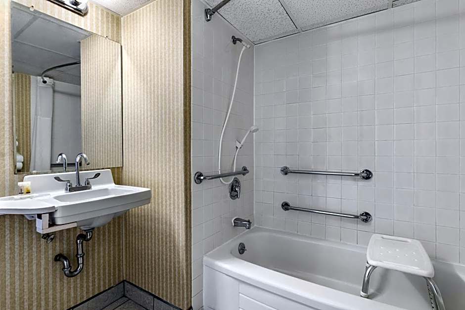 Days Inn & Conference Center by Wyndham Bridgewater