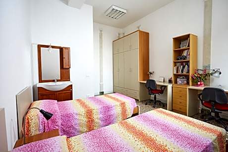 Standard Twin Room with Shared Bathroom
