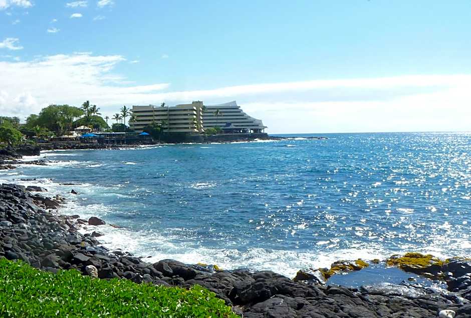 DOWNTOWN HAWAIIAN PARADISE CONDO with Hot Tub, Pool & Beach - Kona Islander Inn