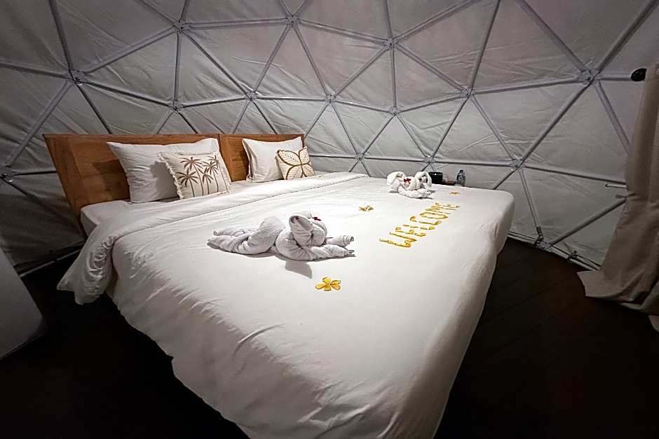 Glamping @ Pebbles & Fins