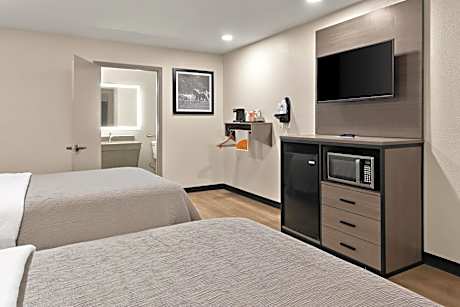 Quadruple Room with Two Queen Beds - Disability Access/Non Smoking/Ground floor