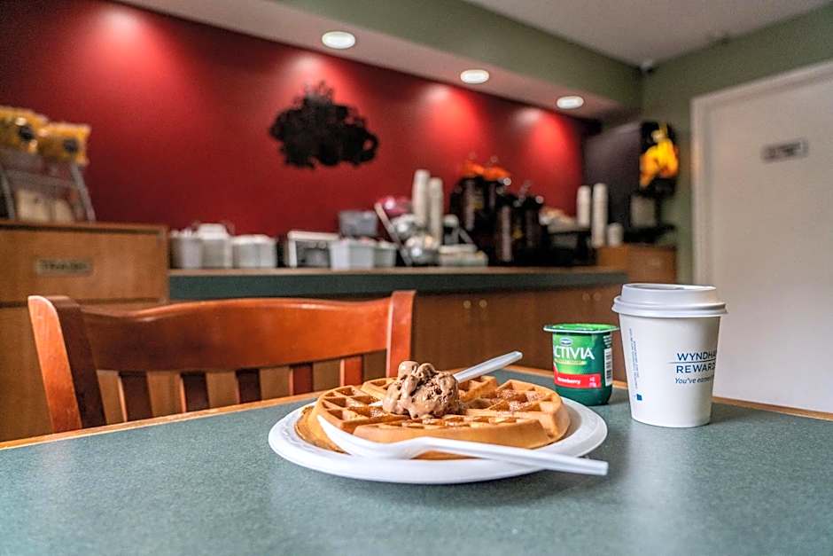 Super 8 by Wyndham Elgin