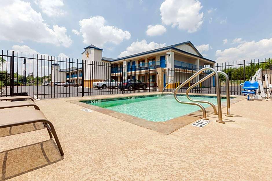 Days Inn by Wyndham Houston East