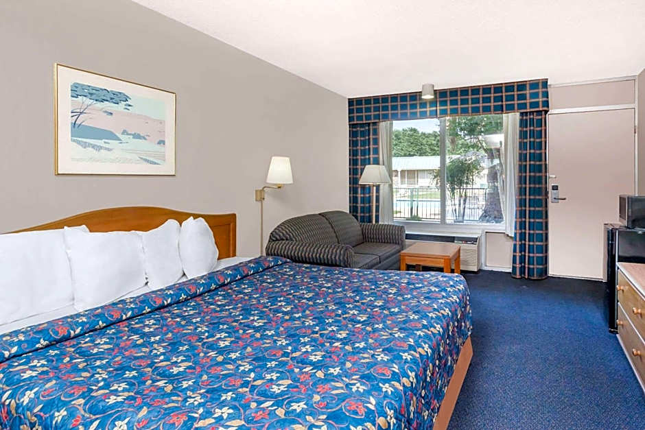 Days Inn by Wyndham Seguin TX