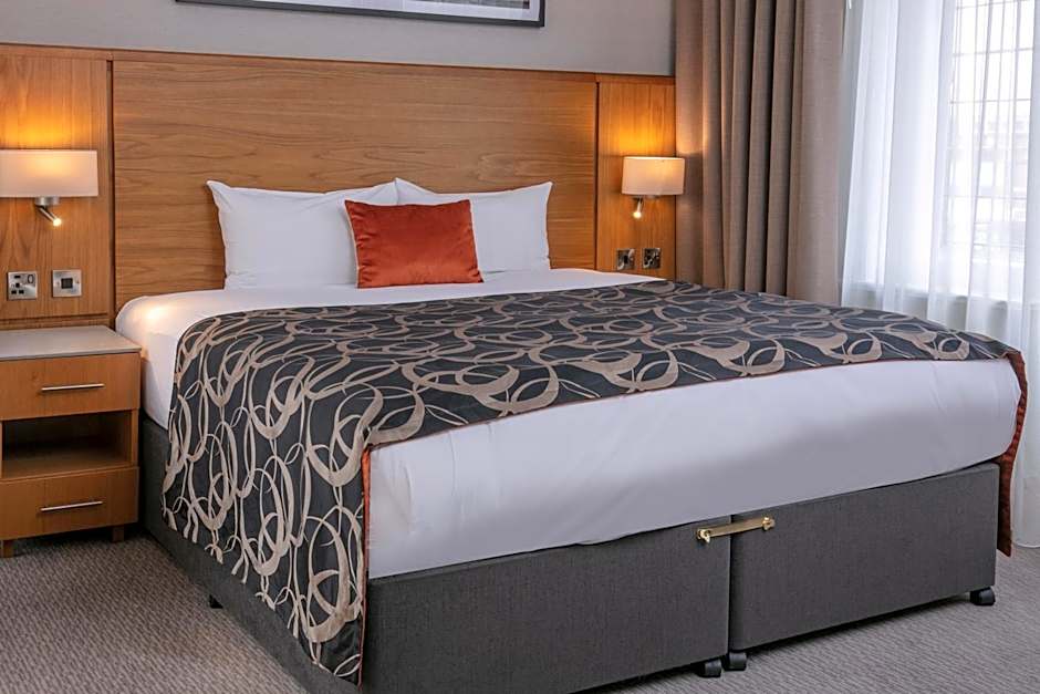 Clayton Crown Hotel London