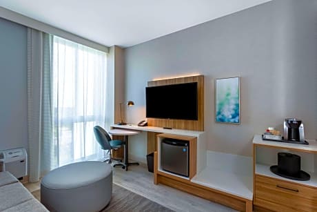 One-Bedroom King Suite - Mobility/Hearing Accessible - Non-Smoking