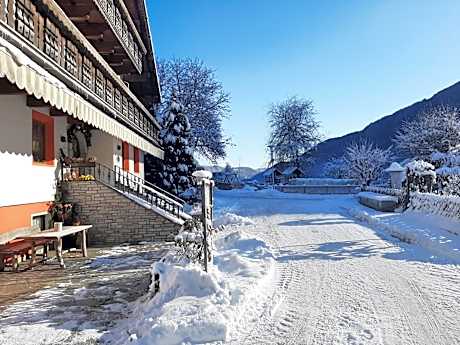 Residence Obermoarhof - Family Apartments with Pool & Playground