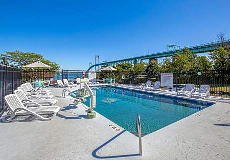 Wyndham Newport Overlook