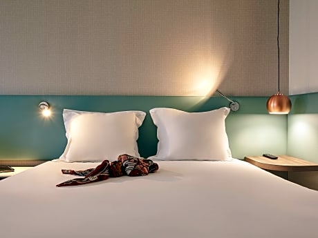 Classic Room with large queen-size bed