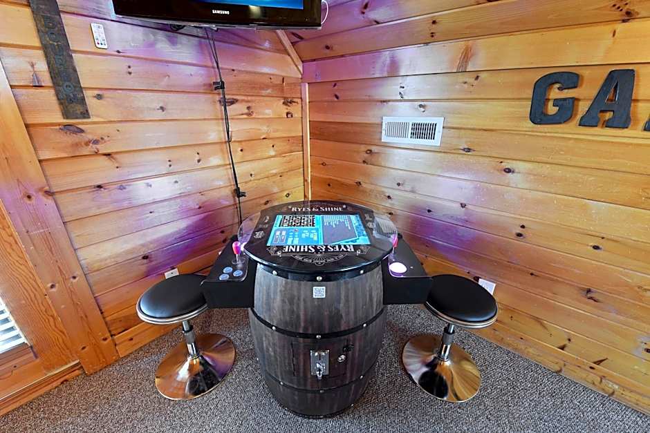 Ryes and Shine Bootlegger's Cabin! Hot Tub* Pool* Arcade* Billiards *EV * Pet Friendly