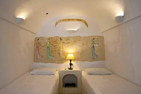 Family Cave Suite with Caldera View