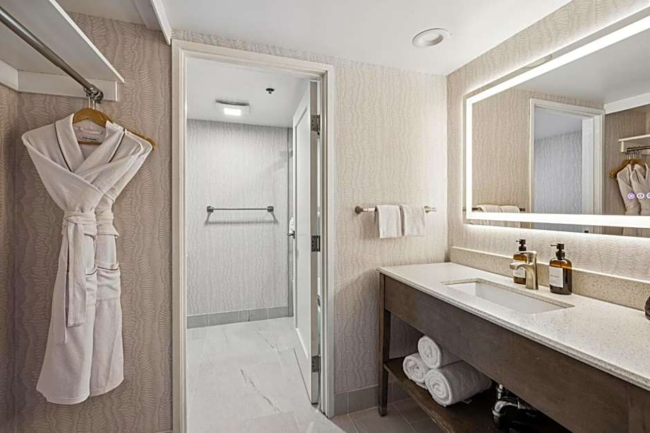 456 Embarcadero Inn & Suites