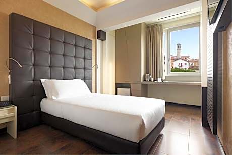 Economy Single Room with Roll-In Shower - Disability Access/Non-Smoking