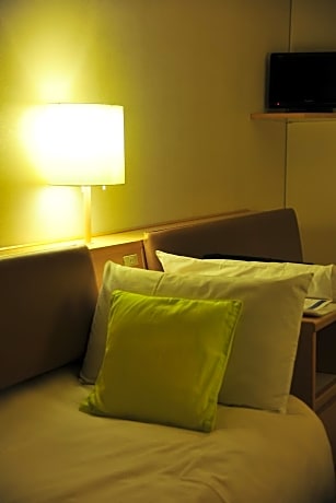 Three-Bedroom - Non-Smoking (West Building)