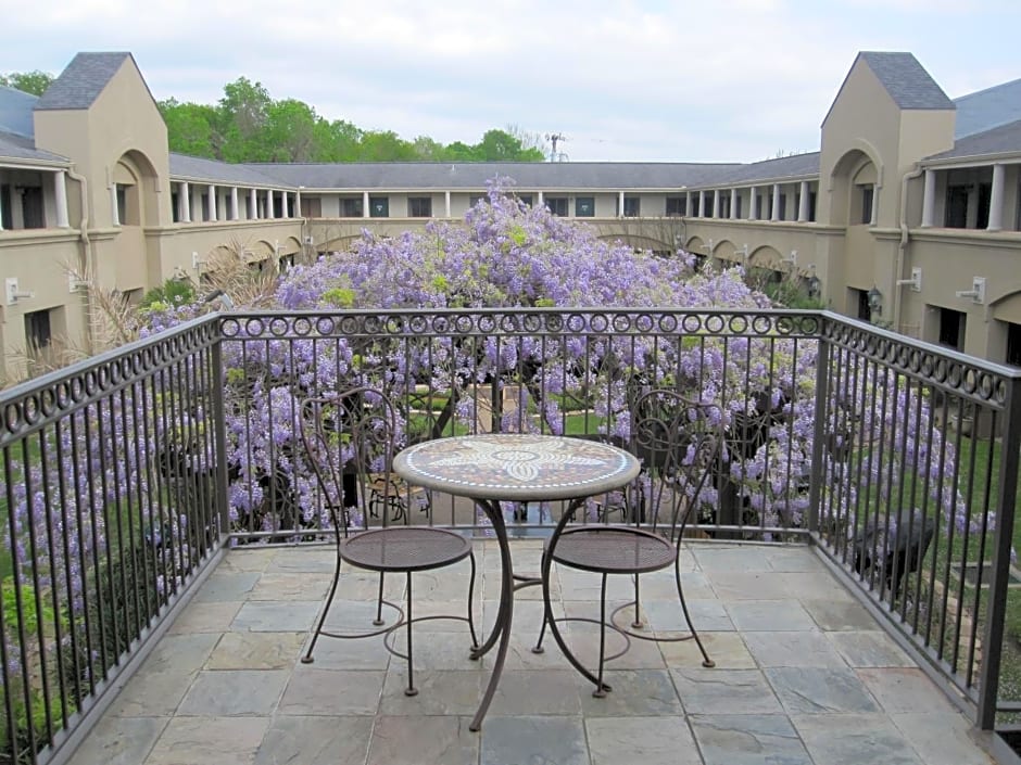 Vineyard Court Designer Suites Hotel