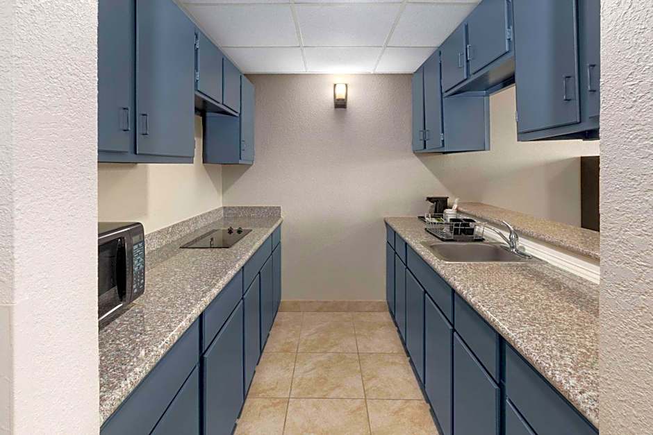 Super 8 by Wyndham Buffalo