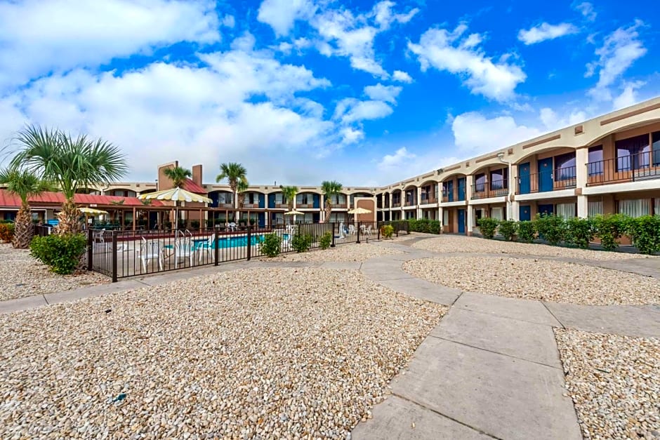 Days Inn by Wyndham San Antonio Splashtown/ATT Center